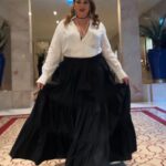 Melisa Doğu Instagram - Canım geceme beni hazırlayan canım @cihan.nacar nasıl mutluyum, uçuş uçuş eteğim, prensesler gibi hissediyorum 🙏🏻🍀♥️ @sabitakkaya ekibi bir dönem kadını olma isteğimi hemencicik hayata geçirdiniz🥰 make up adaşım sevgili @melisacankeles ♥️😘