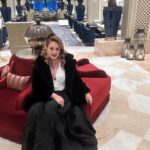 Melisa Doğu Instagram - Canım geceme beni hazırlayan canım @cihan.nacar nasıl mutluyum, uçuş uçuş eteğim, prensesler gibi hissediyorum 🙏🏻🍀♥️ @sabitakkaya ekibi bir dönem kadını olma isteğimi hemencicik hayata geçirdiniz🥰 make up adaşım sevgili @melisacankeles ♥️😘