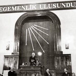 Melisa Sözen Instagram - İlk görsel 23 Nisan 1938 yılının Cumhuriyet gazetesinden. Sol atta şöyle yazıyor:

“ Bugün 23 Nisan milli bayramıdır. Her yıl olduğu gibi, bu sene de 23 Nisan bayramını heyecanla kutlayacağız. Yalnız, bu yıl saadetimizi bulandıran milli bir acı ve matem karşısındayız. Memleketin bir parçası felakete uğramış, yurttaşlarımızdan bir kısmı evsiz, barksız kalmıştır. Fakat teessürümüzü tadil eden bir nokta var. Cumhuriyet Türkiyesi, bu felaketzedelerin yarasını saracak, onlara yıkılanlardan çok daha güzel evler ve köyler yapacaktır. “ 

19 Nisan 1938 yılında Kırşehir’de meydana gelen depremin sonrasında kaleme alınmış yazı. 

Ne yazık ki tarihin tekerrür ettiği büyük bir acı ve kaybın ardından 23 Nisan’ı kutlarken, yaralarımızı birlikte sarmayı, hafızamızı hep uyanık tutmayı ve çocuklara armağan edeceğimiz gelecekten sorumlu olduğumuzu unutmamalıyız. Cumhuriyet Türkiyesi ikinci yüzyılına girerken kutlayacak çok günlerimiz olsun. 

“Egemenlik kayıtsız şartsız milletindir. “ 

23 Nisan Ulusal Egemenlik ve Çocuk Bayramımız kutlu olsun. 

 April 23 National Sovereignty and Children’s Day. 

#23nisan #23nisanulusalegemenlikveçocukbayramı