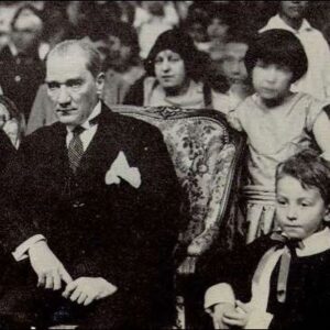 Melisa Sözen Instagram - İlk görsel 23 Nisan 1938 yılının Cumhuriyet gazetesinden. Sol atta şöyle yazıyor:

“ Bugün 23 Nisan milli bayramıdır. Her yıl olduğu gibi, bu sene de 23 Nisan bayramını heyecanla kutlayacağız. Yalnız, bu yıl saadetimizi bulandıran milli bir acı ve matem karşısındayız. Memleketin bir parçası felakete uğramış, yurttaşlarımızdan bir kısmı evsiz, barksız kalmıştır. Fakat teessürümüzü tadil eden bir nokta var. Cumhuriyet Türkiyesi, bu felaketzedelerin yarasını saracak, onlara yıkılanlardan çok daha güzel evler ve köyler yapacaktır. “ 

19 Nisan 1938 yılında Kırşehir’de meydana gelen depremin sonrasında kaleme alınmış yazı. 

Ne yazık ki tarihin tekerrür ettiği büyük bir acı ve kaybın ardından 23 Nisan’ı kutlarken, yaralarımızı birlikte sarmayı, hafızamızı hep uyanık tutmayı ve çocuklara armağan edeceğimiz gelecekten sorumlu olduğumuzu unutmamalıyız. Cumhuriyet Türkiyesi ikinci yüzyılına girerken kutlayacak çok günlerimiz olsun. 

“Egemenlik kayıtsız şartsız milletindir. “ 

23 Nisan Ulusal Egemenlik ve Çocuk Bayramımız kutlu olsun. 

 April 23 National Sovereignty and Children’s Day. 

#23nisan #23nisanulusalegemenlikveçocukbayramı