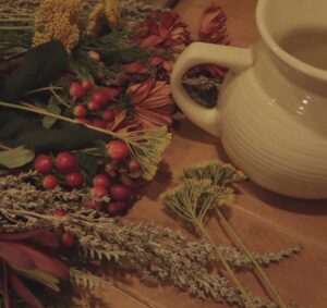Melise Instagram - arranging some fall bouqs for the house ✿
.
.
.
#bouquet #flowerarrangement #falldecor #meliseenplace