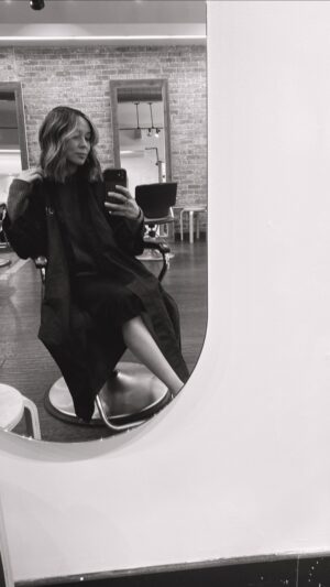 Melise Instagram - amazing how a fresh color   curtain bangs can make you feel ✨
.
.
.
.
#haircut #haircolor #selfcare