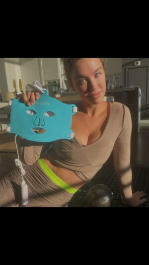Melissa Bolona Instagram - Melissa starts her mornings with her skin care routine, always incorporating our HD glow serum and then makes sure she has time for light stretching and breathwork practices on her PEMF mat to further ground her into the earth 🧘🏼‍♀️🌍 while she amplifies her glow with the red light face mask. No cheat days or exceptions when detoxing from mold! 🙋🏼‍♀️

And voila! She’s ready for the day 🤩

#higherdose #gethighnaturally #glowserum #detoxingmold #molddetox #moldprotocols #pemftechnology #redlighttherapy #redlightmask #beautyroutine #wellnessroutine #healthandwellness #selfcare