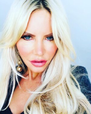 Melissa Tkautz Instagram - Feeling my selfie 🤣
You know me, I never waste good lighting! 
Come on though, let’s be real, who doesn’t love a random spot with fabulous 💡 ... right? 😂
This was taken in the doctor’s office corridor 🤣🙄 Where’s your best random selfie lighting? 💋