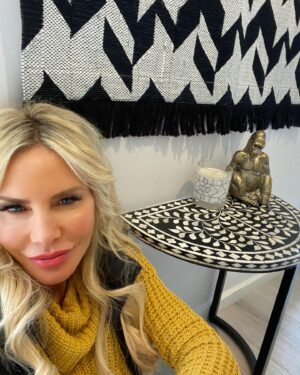Melissa Tkautz Instagram - DESIGNING EMERGENCY! 
I bloody love interiors but I seriously have no idea what to put on this incredible @earlysettlerfurniture  bone-inlay side table.....
OPTIONS
1️⃣ Amasya gorilla 🦍 (pictured)
2️⃣ Flowers (white orchid / roses) ?? 3️⃣ nude, the tables enough 
4️⃣ something else
Heeeelpppp 🤷‍♀️ 👇👇👇 #ad #sponsored