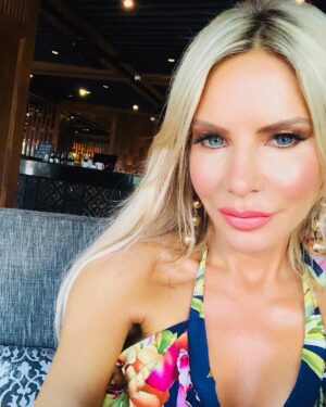 Melissa Tkautz Instagram - Can’t wait to explore #Thailand ... ashamed to say (kinda) that so far I’ve only explored the gym, the pool and the bar 🍸😂 haha
#1 ☝️ priority is enjoying some serious family time ... what’s top of your list when on holiday? I always feel guilty for not doing absolutely everything .. am I the only one? Trying to focus on relaxing and really enjoying the stuff we do do. Happy Monday ppl xoxo 😘