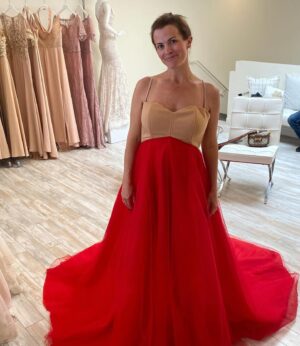 Melissa Claire Egan Instagram - The story of THE DRESS! @theolivertolentino has been so good to me! I screen shot this dress on his Instagram over a year ago and said, “if I’m ever nominated again, I have to wear this dress”. Cut to last spring, I was lucky enough to be nominated, but was going to be 7 months pregnant at the Emmy’s. Oliver said no problem, he would make me the “pregnant version” of this dress. Could you die?! It was a shortened bodice and the skirt became more empire waist. Then the strike happened and the Emmy’s got pushed and here we are with the original version of the dress! Oliver has been so wonderful and I’m forever grateful to wear this piece of art!💃🏻❤️