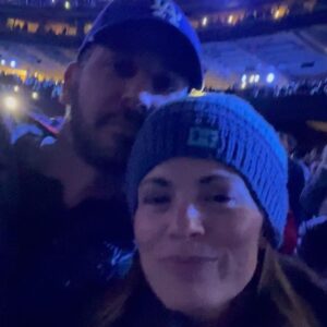 Melissa Claire Egan Instagram - What a legend! So much fun seeing @eltonjohn at Dodger Stadium, on his Farewell Yellow Brick Road final tour. He sounds incredible! At 75 years old. Although he didn’t sing it last night, “The One” was our wedding song🥰 We ❤️ U Elton John!