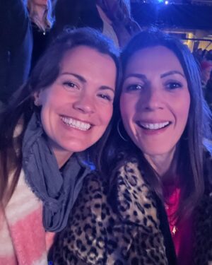 Melissa Claire Egan Instagram - What a legend! So much fun seeing @eltonjohn at Dodger Stadium, on his Farewell Yellow Brick Road final tour. He sounds incredible! At 75 years old. Although he didn’t sing it last night, “The One” was our wedding song🥰 We ❤️ U Elton John!