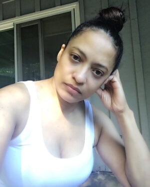 Melissa De Sousa Instagram - #MondayMood Somebody please help me get on the treadmill! 😅 #MondayVibes #MondayMotivation 🙆🏽‍♀️