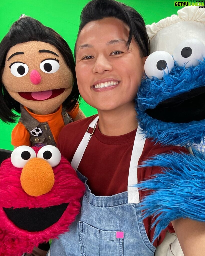 Melissa King Instagram - Want to see the best day of my life?! Want to know how to make me scream? Want to know how to make me cry? 😭 I’m beyond excited to finally share with you that I’ll be visiting @sesamestreet as they introduce their first ever Asian American muppet named Ji Young — she’s 7 years old, Korean, and loves tteokbokki! I’ll be in the kitchen cooking with the best sous chef in town: Cookie Monster! 😭😭😭 Sweet Little Gonger was hanging around too (not enough cry faces for all of this!) #monsterfoodie This was such a bucket list moment for me. Growing up as a Chinese American, Sesame Street helped me learn English when my parents spoke only Cantonese at home. My all time favorite, Cookie Monster, inspired me to explore new foods while also remembering to eat all the cookies in my mom’s cookie jar. I was probably Ji Young’s age when I was glued to the tv juggling Sesame Street and episodes of Julia Child and Yan Can Cook on PBS. I couldn’t be more proud and honored to be a part of this special AAPI episode to empower Ji Young and other children to embrace the beauty of Asian foods and other cultures, support one another, and know that we all belong. 💕 You’ll see me and a few other amazing AAPI friends like @padmalakshmi @simuliu @naomiosaka @jimlee @annacathcart on this special episode of “See Us Come Together” airing on @hbomax and @pbskids Thanksgiving day! Thank you to my amazing @wme @staym88 teams @adelineporis @jbider12 @ericalingg @gingypants @ranaburgundy @psun68 and the SS family for making this dream happen. Can’t wait to share more of my experience with you after it all airs. The nieces are going to lose their 🤯🤯
