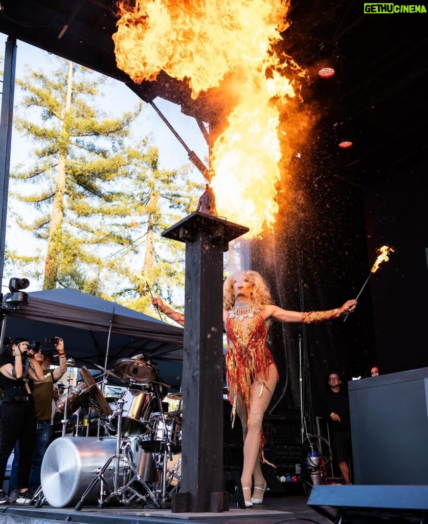 Melissa King Instagram - When I trust my friends to turn up my flambéed Peking duck demo a few notches! 🔥❄️ Full unapologetic queer rebellion at @bottlerocknapa with @thebeachesband 🤘🏽 Ice Queen @frankiefictitious ❄️👑 Fire Queen @starya_ 🔥👑