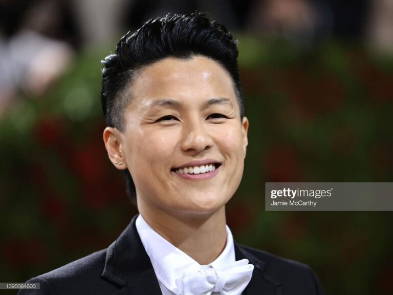 Melissa King Instagram - The time I was at the 2022 Met Gala. 🧐🔍🤣 I promise I smiled. designer / @thombrowne stylist / @adamballheim hair / @danawillcutyou custom Chinese empress nail guards / @chrishabana stacking diamond rings / @denakemp finger cuff / @lilianshalom earrings / @emigrannis pendant & earrings / @jenmeyerjewelry