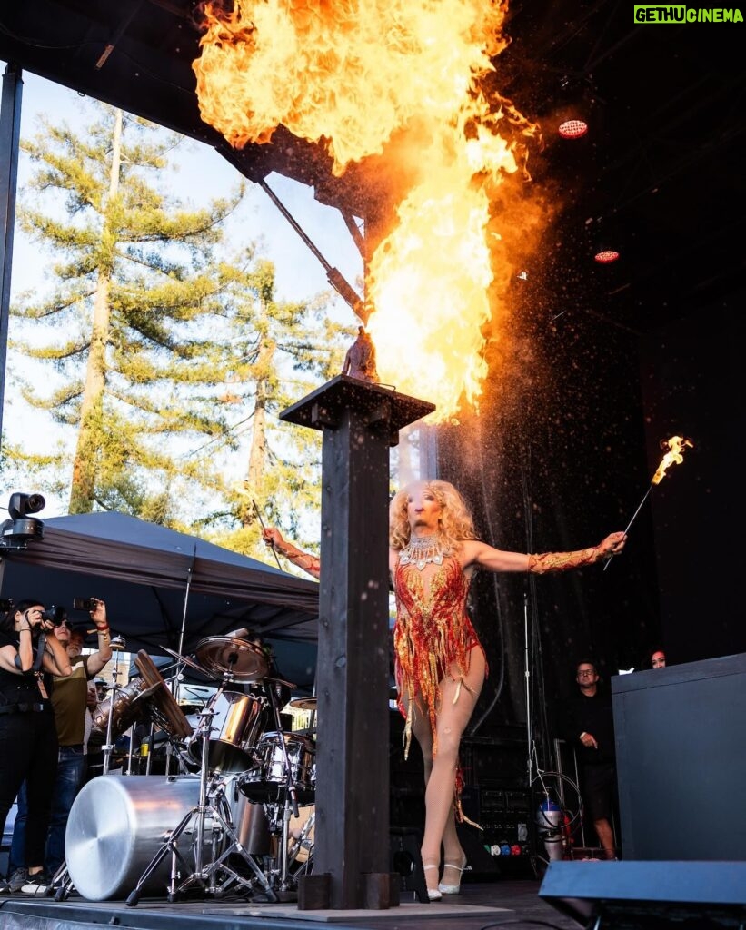 Melissa King Instagram - The girl on fire. 🔥💋 Unhinged with @thebeachesband at @bottlerocknapa. Nothing makes me happier than sharing energy between talented friends to create something special. My culinary set was inspired by the Beaches music and their rockstar down-for-anything energy, as well as my amazing friends @frankiefictitious and @starya_ who who brought the fire and flare to bring this to life. This is just a peek at the culinary chaos that happened in 30 mins, more to share. Thank you to @bottlerocknapa @williamssonoma for trusting me and @kimkaechele and team for the support!