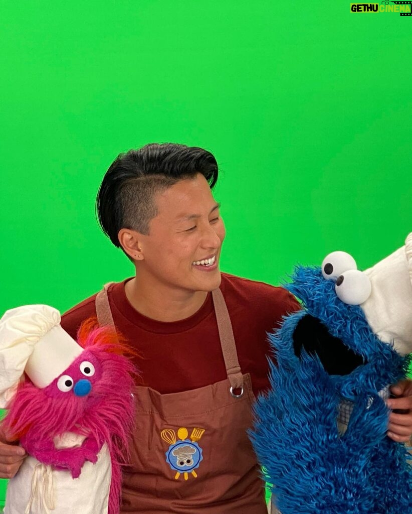 Melissa King Instagram - Want to see the best day of my life?! Want to know how to make me scream? Want to know how to make me cry? 😭 I’m beyond excited to finally share with you that I’ll be visiting @sesamestreet as they introduce their first ever Asian American muppet named Ji Young — she’s 7 years old, Korean, and loves tteokbokki! I’ll be in the kitchen cooking with the best sous chef in town: Cookie Monster! 😭😭😭 Sweet Little Gonger was hanging around too (not enough cry faces for all of this!) #monsterfoodie This was such a bucket list moment for me. Growing up as a Chinese American, Sesame Street helped me learn English when my parents spoke only Cantonese at home. My all time favorite, Cookie Monster, inspired me to explore new foods while also remembering to eat all the cookies in my mom’s cookie jar. I was probably Ji Young’s age when I was glued to the tv juggling Sesame Street and episodes of Julia Child and Yan Can Cook on PBS. I couldn’t be more proud and honored to be a part of this special AAPI episode to empower Ji Young and other children to embrace the beauty of Asian foods and other cultures, support one another, and know that we all belong. 💕 You’ll see me and a few other amazing AAPI friends like @padmalakshmi @simuliu @naomiosaka @jimlee @annacathcart on this special episode of “See Us Come Together” airing on @hbomax and @pbskids Thanksgiving day! Thank you to my amazing @wme @staym88 teams @adelineporis @jbider12 @ericalingg @gingypants @ranaburgundy @psun68 and the SS family for making this dream happen. Can’t wait to share more of my experience with you after it all airs. The nieces are going to lose their 🤯🤯