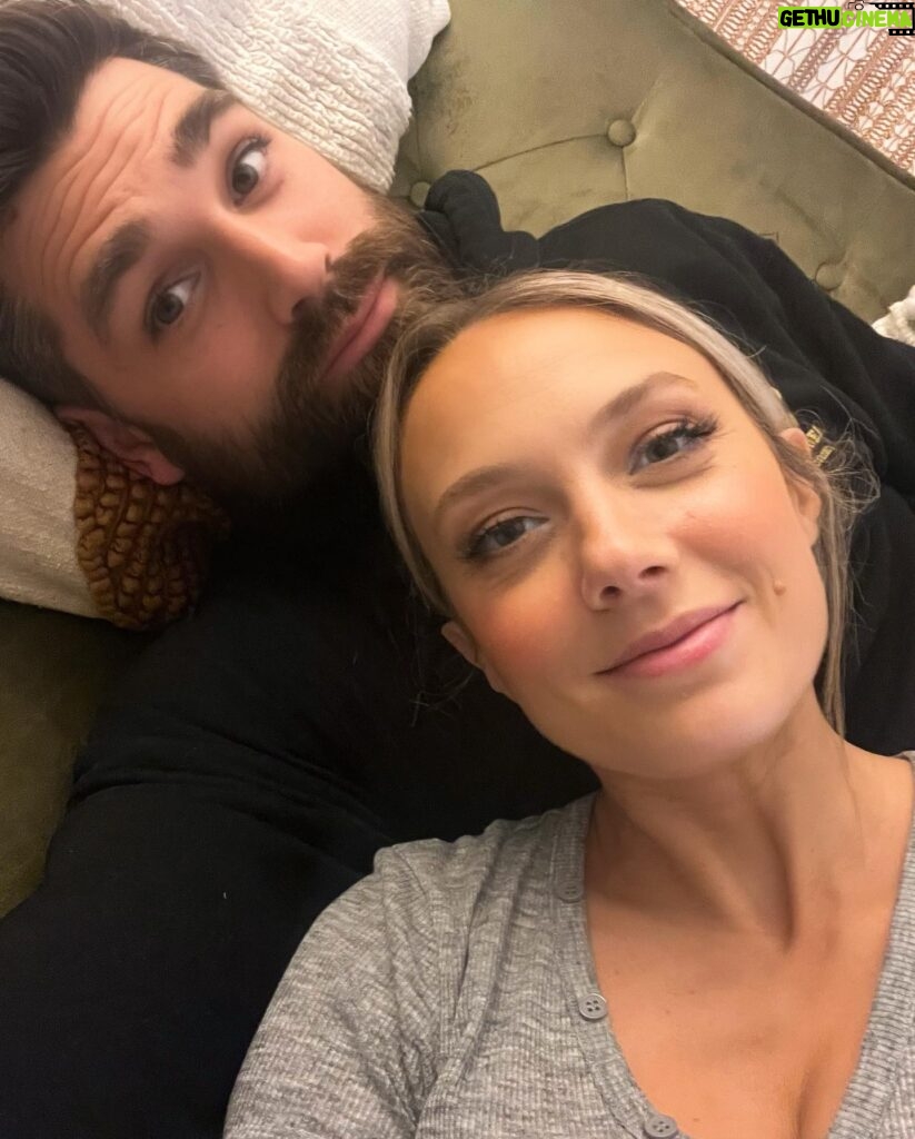 Melissa Ordway Instagram - When the girls go to bed, @jmichaelgaston and I watch our shows. Right now we’re watching Daisy Jones and the Six. We just finished Fargo and The Morning Show. Any other recommendations?