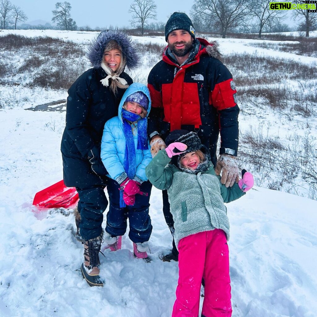 Melissa Ordway Instagram - Snow ❄️ Day! Nothing like spending the long weekend in the snow. “I have decided to stick with love. Hate is too great a burden to bear.” - MLK #mlk #mlkday #snow #snowday