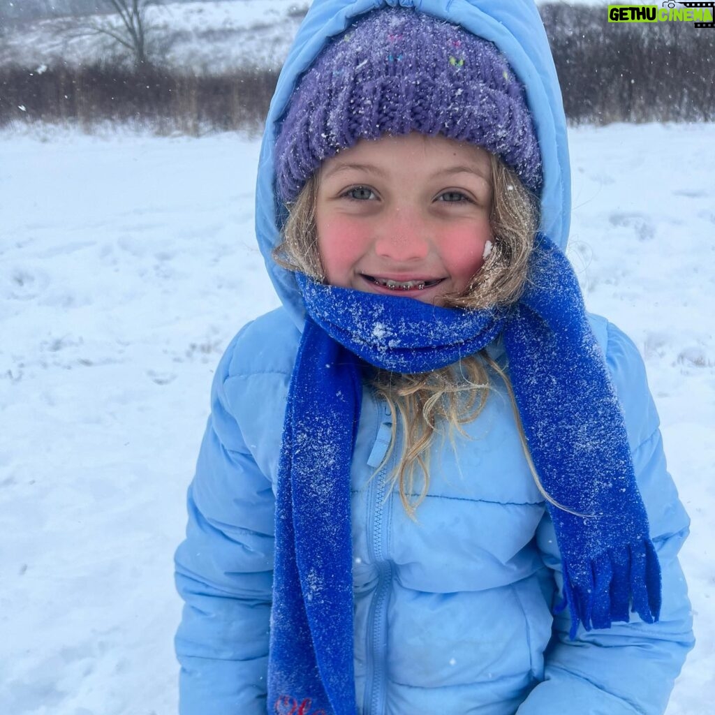 Melissa Ordway Instagram - Snow ❄️ Day! Nothing like spending the long weekend in the snow. “I have decided to stick with love. Hate is too great a burden to bear.” - MLK #mlk #mlkday #snow #snowday