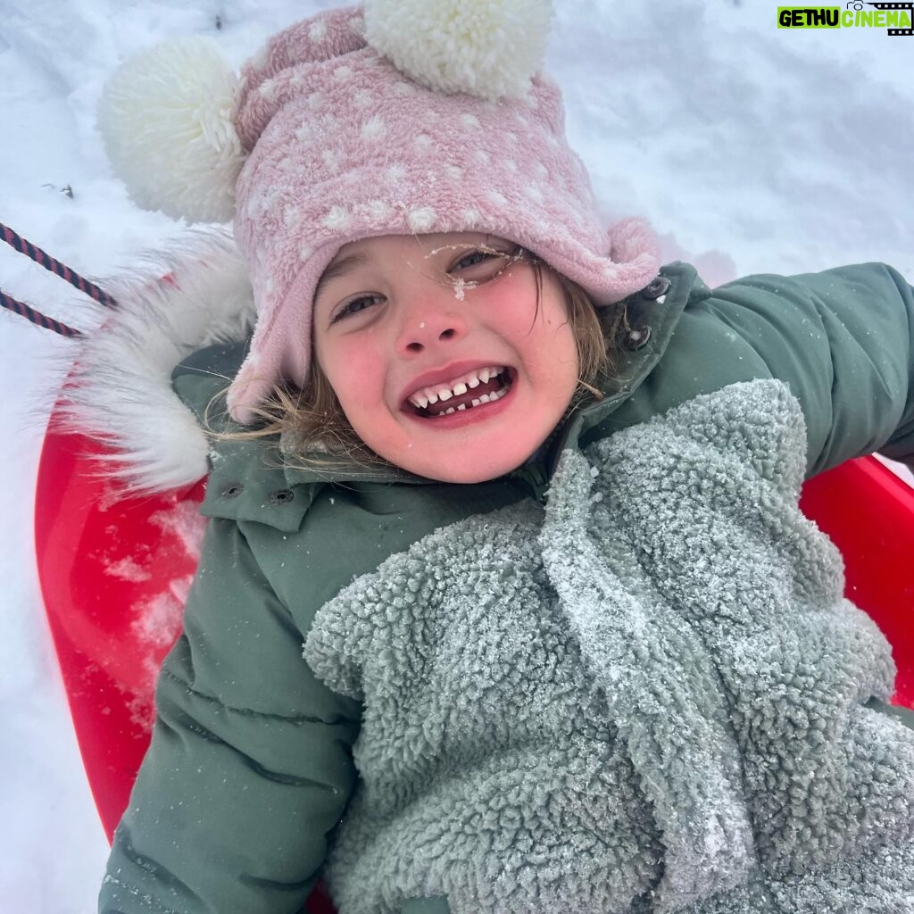 Melissa Ordway Instagram - Snow ❄️ Day! Nothing like spending the long weekend in the snow. “I have decided to stick with love. Hate is too great a burden to bear.” - MLK #mlk #mlkday #snow #snowday