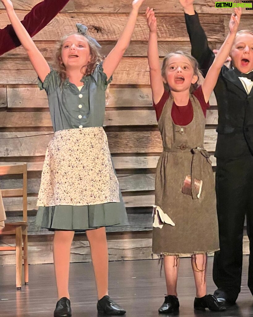 Melissa Ordway Instagram - My two little stars ⭐️ So proud of my girls! They did amazing in their first musical theatre production- ‘Annie’. They were confident, adorable, sang their hearts out and blew me away! And the best part was how much fun they had and how they wanted to go back on stage and perform again! #annie #musicaltheatre