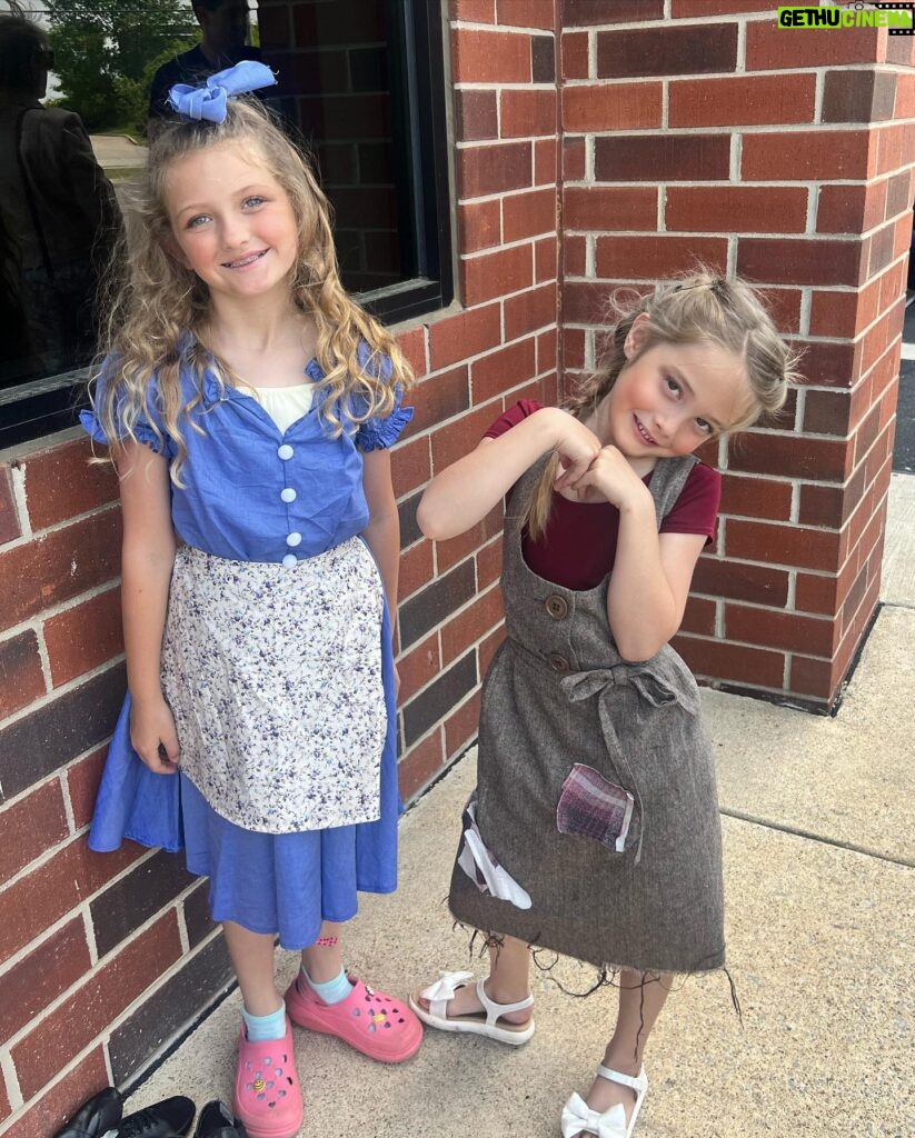 Melissa Ordway Instagram - My two little stars ⭐️ So proud of my girls! They did amazing in their first musical theatre production- ‘Annie’. They were confident, adorable, sang their hearts out and blew me away! And the best part was how much fun they had and how they wanted to go back on stage and perform again! #annie #musicaltheatre