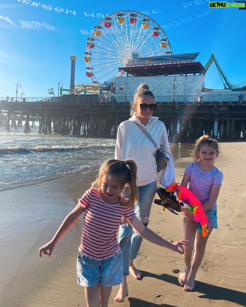 Melissa Ordway Instagram - After school walk to the pier 🎡 enjoying the perfect, sunny weather