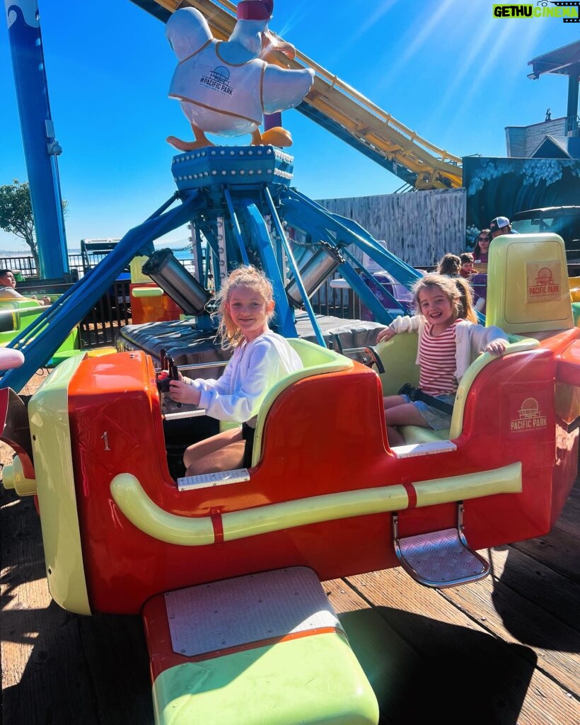 Melissa Ordway Instagram - After school walk to the pier 🎡 enjoying the perfect, sunny weather