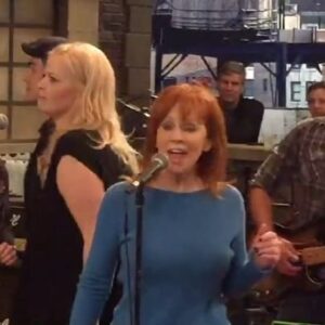 Melissa Peterman Instagram - Happy Happy Joy Joy!!! It's Friday!!!! And all 6 seasons of @reba are streaming on @netflixfamily @netflix