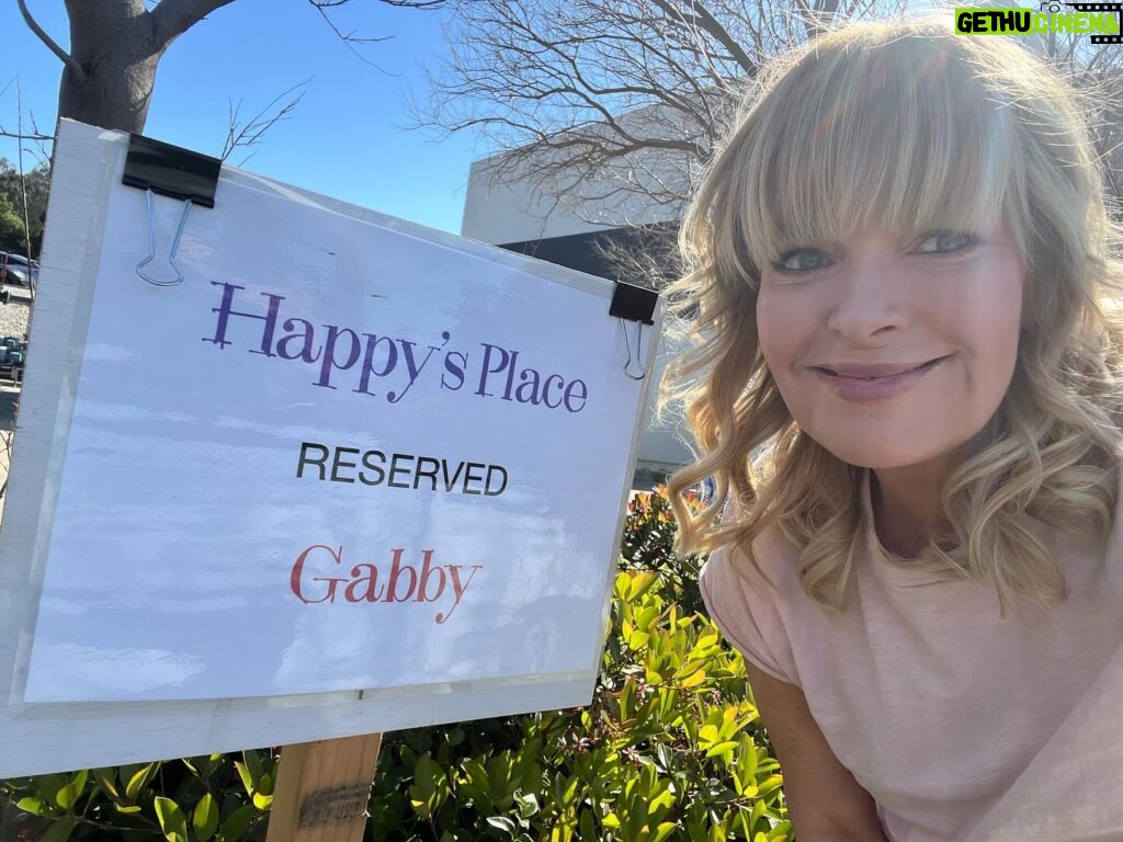 Melissa Peterman Instagram - The first time I had no idea how life-changing and special the job was going to be. Getting another chance to work with Reba feels even sweeter because I know how much fun we're going to have and I am going to savor every moment!!! See you at Happy's Place!!! I can't wait to get to work with this amazing cast and crew! @nbc @peacock #HappysPlace #nbc #reba @belissae @castelblancop @rexlinn13 @reba @tokala_clifford