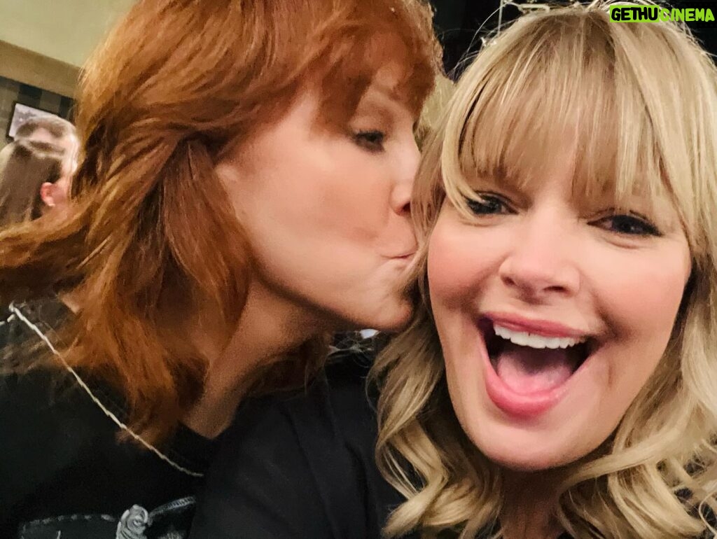 Melissa Peterman Instagram - The first time I had no idea how life-changing and special the job was going to be. Getting another chance to work with Reba feels even sweeter because I know how much fun we're going to have and I am going to savor every moment!!! See you at Happy's Place!!! I can't wait to get to work with this amazing cast and crew! @nbc @peacock #HappysPlace #nbc #reba @belissae @castelblancop @rexlinn13 @reba @tokala_clifford