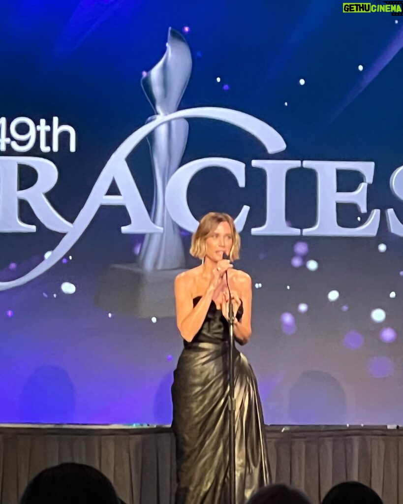 Melissa Peterman Instagram - My heart is still full from the incredible night at the Gracie Awards. To be in the same room with these talented and incredible women who I admire and respect was an honor. Thank you @allwomeninmedia for having me. Congratulations to all the winner's and see you at book club! #gracieawards #table28forever #allwomeninmedia