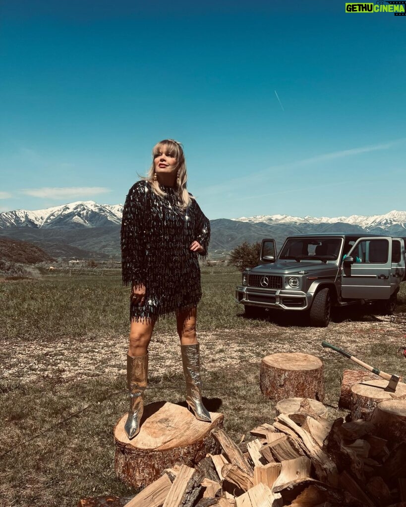 Melissa Peterman Instagram - Just a girl not camping. #nature