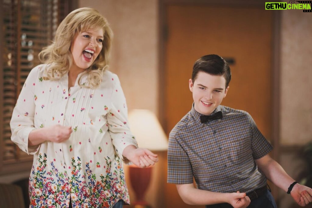 Melissa Peterman Instagram - Friendly reminder to dance more. AND there's a new Young Sheldon tonight! 8/7 on CBS! @youngsheldoncbs @cbstv @iain #youngsheldon #ilovethispicture #funwithiainbetweentakes ❤️