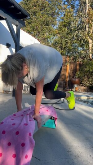 Melissa Peterman Instagram - I know it's not an Ironman, but I felt like The Rock for 10 seconds. Yes, I hit my shin 30 seconds later, BUT I hit my shin MOVING my body. Thank you @daniellegrayfit for getting me stronger. #thatbenchfelt5feethigh #gettingstronger #trainer 💪