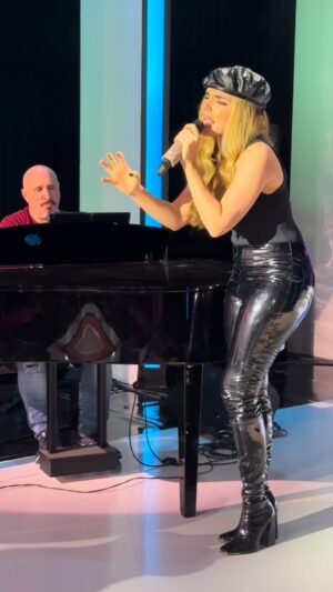 Melody Ruiz Instagram - Piano y voz para que más… Digo poco pero creo que se me entiende… ❤️
Buenas noches familia! 😘