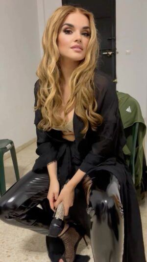 Melody Ruiz Instagram - “Empezamos ya” Buenas tardes familia! Os dejo vídeo de anoche antes de salir al concierto en “Palos de la Frontera” este fue mi primer concierto después de ser mamá… Espero que lo disfrutaseis tanto como yo!!! 
Esta tarde nos vemos en @adtardecsur de @canalsurradiotv Qué viva la música!!! ❤️❤️❤️