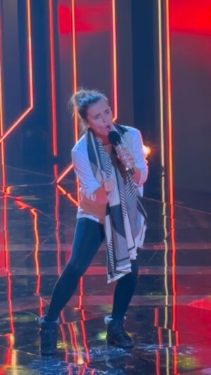 Melody Ruiz Instagram - Lo prometido es deuda, aquí os dejo “El Mundo”. Cuando escuchaba la versión original no podía evitar emocionarme, me encanta este tema! Y como sé que os encanta que os comparta momentos detrás de cámara os dejo el ensayo 🥰