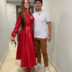 Melody Ruiz Instagram - Cualquier día es bueno para desear cosas lindas y querer estar bien… Pero un día más yo deseo a todos que disfrutéis al máximo cada minuto con la familia, muchas risas, música, baile, Salud y mucho amor… Seamos amorosos unos con otros todo lo que podamos y un poquito más! 🥰 os quiero mucho y siempre estaré agradecida por vuestras muestras de cariño 🥰. En estos días os iré mostrando lo gordita que voy ya!! 🤰 Con estas fotos os recuerdo que a las 21:10 comienza una súper gala en @telecincoes @fremantleesp Muchísimas gracias una vez más @jorge_matamoros que manos tan maravillosas tienes!!! ✨