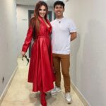 Melody Ruiz Instagram - Cualquier día es bueno para desear cosas lindas y querer estar bien… Pero un día más yo deseo a todos que disfrutéis al máximo cada minuto con la familia, muchas risas, música, baile, Salud y mucho amor… Seamos amorosos unos con otros todo lo que podamos y un poquito más! 🥰 os quiero mucho y siempre estaré agradecida por vuestras muestras de cariño 🥰. En estos días os iré mostrando lo gordita que voy ya!! 🤰 Con estas fotos os recuerdo que a las 21:10 comienza una súper gala en @telecincoes @fremantleesp Muchísimas gracias una vez más @jorge_matamoros que manos tan maravillosas tienes!!! ✨