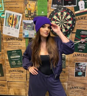Melody Ruiz Instagram - Familia hoy a las 20h en YouTube nos vemos en “Tómatelo menos en serio” junto a @chenoa @jameson_es @europafm Lo pasamos en grande! ❤️