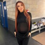 Melody Ruiz Instagram - Feliz noche familia! Cada día más gordita 😅 Esta barriga crece y crece más… 🥰 Aquí os dejo fotito de hoy! Que ganas de que podáis ver todo lo que estamos haciendo! 🙈😍 Os dejo calendario de estas semanas: 28 Diciembre, Grabación nuevo proyecto. 29 Diciembre, Promoción. 31 Diciembre - Telecinco: “Nochevieja contigo” - Canal sur: “Fin de año” 3 Enero, Grabación nuevo proyecto. 4 Enero, Grabación nuevo proyecto. 9 Enero, Grabación Tv. 10 Enero, Grabación nuevo proyecto. 11 Enero, Grabación nuevo proyecto. 12 Enero, Grabación Tv. 24 Enero, Grabación nuevo proyecto. 25 Enero, Grabación nuevo proyecto. 31 Enero, Grabación nuevo proyecto. 1 Febrero, Grabación nuevo proyecto. 7 Febrero, Grabación nuevo proyecto. 8 Febrero, Grabación nuevo proyecto. 14 Febrero, Grabación nuevo proyecto. 15 Febrero, Grabación nuevo proyecto.