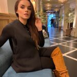 Melody Ruiz Instagram - Hay lugares donde uno se queda y lugares que quedan en uno… ¿Cuál sería tu viaje ideal en estas fechas? Os leo!! 🥰 @hotelreginamadrid