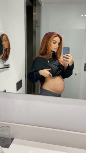 Melody Ruiz Instagram - Así vamos!!! Que experiencia tan bonita, hoy hicimos una eco y estamos 🤤🤤 Por cierto viene un varoncito en camino! 🥰 
Mañana os dejo un regalito a capela que sé que os gusta en mi canal de YouTube 😉
Feliz noche!! ❤️❤️❤️