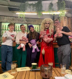 Melody Ruiz Instagram - Familia hoy a las 20h en YouTube nos vemos en “Tómatelo menos en serio” junto a @chenoa @jameson_es @europafm Lo pasamos en grande! ❤️