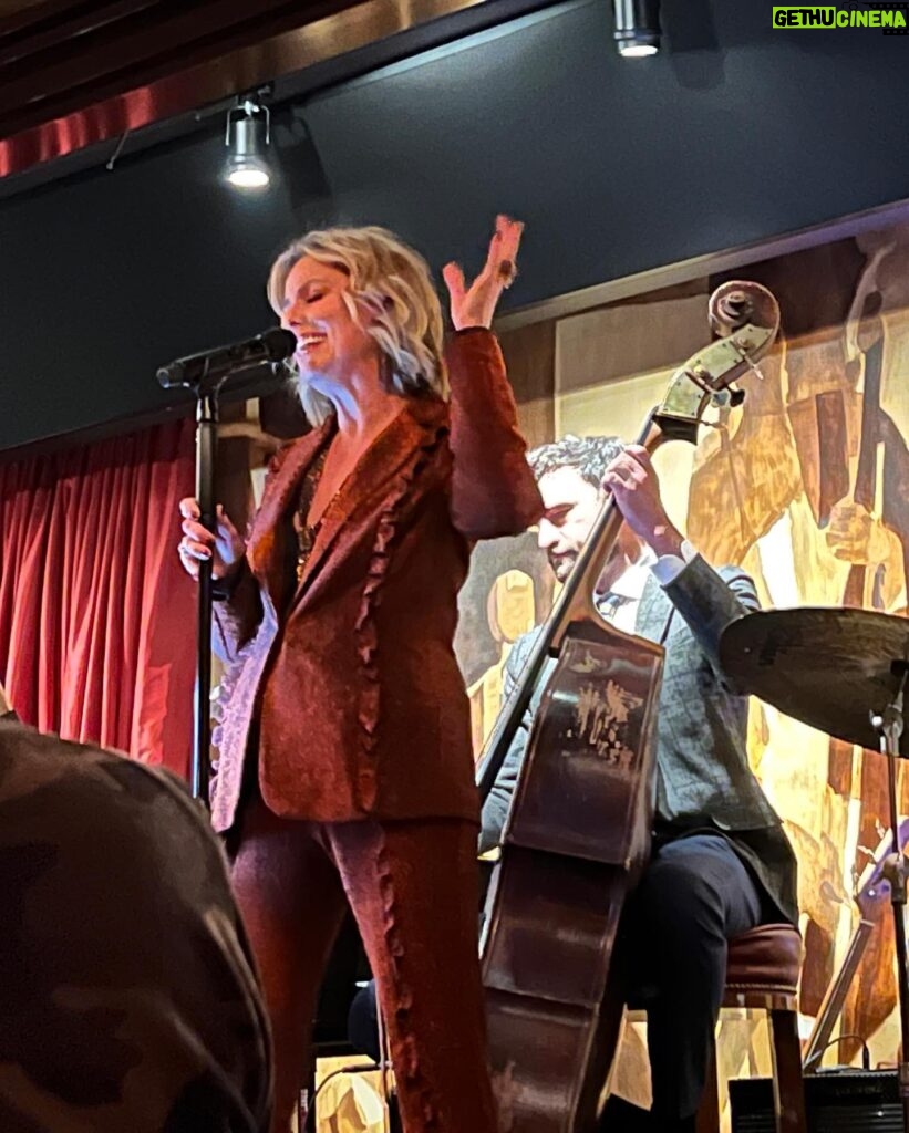 Melora Hardin Instagram - Had a BLAST last night singing at Casa Cipriani with these FABULOUS musicians Bruce Harris, Rodney Bush, Dylan Shamat, Aaron Kimmel 🎺 🎵