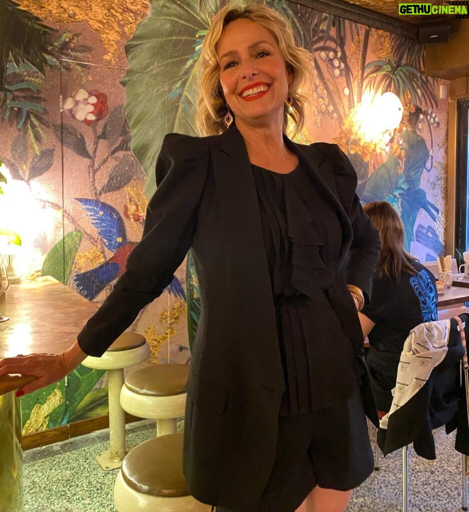Melora Hardin Instagram - Some pics from my event last night at @lepetitdep with my Storyboards by Melora Hardin wallpaper “The Jungle” 🐆✨🦜🌱