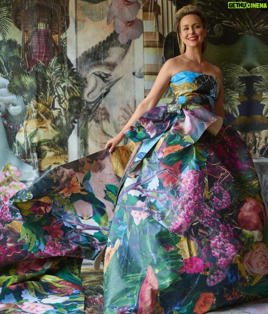 Melora Hardin Instagram - Absolutely LOVED working with these creative artists! Such a joyful and beautiful collaboration! THANK YOU Johan, Randy & Steeve and also Esther & Patrick at Wynil. So excited to share this paper dress, hat & stole are made from my new line of wallpaper! Yes, this is a paper dress! if you want to see and/or buy my first line of Storyboards by Melora Hardin wallpaper based on my original collage art check it out on my website www.Melora.com