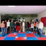 Meltem Yılmazkaya Instagram - “25 Kasım Kadına Yönelik Şiddetle Mücadele” günü kapsamında düzenlenen , aktivizm programlarından birinde daha atölyemi bitirdim. Dilerim katılan herkese şifa olmuştur! Bölgedeki 10. Yılım , hala aynı heyecanla ve gönüllü ruhla geliyorum seve seve! Sebebi sevgi olanın yolu derman oluyor🍀 Yıllardır mahrum bölgelerdeki kadınlar ve çocuklar için çalışan , mülteci kadınlar için birçok alanda mücadele eden güzel insanım @leylaonuryanar ve ekibi! Kalbim desteğim daima sizinle! Şikayete çok alışıp çözüm kısmına pek dokunmadığımız bir zamanda , kim hangi canlı için ne fayda sağlıyorsa , önce kendine sonra insanlığa fayda! Pek şükürle kapatıyorum geceyi❤️ "Bir mum, diğerini tutuşturmakla ışığından bir şey kaybetmez" #mevlana #mardin #turkey #arttherapy #volunteer
