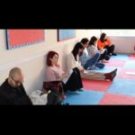 Meltem Yılmazkaya Instagram - “25 Kasım Kadına Yönelik Şiddetle Mücadele” günü kapsamında düzenlenen , aktivizm programlarından birinde daha atölyemi bitirdim. Dilerim katılan herkese şifa olmuştur! Bölgedeki 10. Yılım , hala aynı heyecanla ve gönüllü ruhla geliyorum seve seve! Sebebi sevgi olanın yolu derman oluyor🍀 Yıllardır mahrum bölgelerdeki kadınlar ve çocuklar için çalışan , mülteci kadınlar için birçok alanda mücadele eden güzel insanım @leylaonuryanar ve ekibi! Kalbim desteğim daima sizinle! Şikayete çok alışıp çözüm kısmına pek dokunmadığımız bir zamanda , kim hangi canlı için ne fayda sağlıyorsa , önce kendine sonra insanlığa fayda! Pek şükürle kapatıyorum geceyi❤️ "Bir mum, diğerini tutuşturmakla ışığından bir şey kaybetmez" #mevlana #mardin #turkey #arttherapy #volunteer