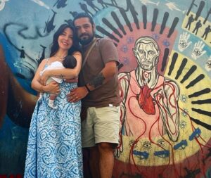 Meltem Yılmazkaya Instagram - Dünyada yeterince canımızı sıktığımız şey varken, iyi, doğru ve merhametli kalmak insana yakışan en güzeller sanırım… Sevgiyi bulduğunda şımarmayan , kaybettiğinde delirmeyenlerden olalım… Sen o cesareti bana vermesen belki de hiç anne olamazdım , hep cesaretli kalalım! Dünya üç gün , her yeni varıyor kendi eskisine , biz her gün yenilenenlerden olalım! Bu ara sulu gözüm pek , hormonlarım şenlikte halayda ☺️ sen beni sakinleştir, birlikte şarkıya duralım! Çok güzel babasın!!! Baba hikayesi yerle yeksan bir kız çocuğunun sana söylediğidir! Rabbim güç versin , hep güzel baba kal!!! Güzel anne baba olalım! İyi ki doğdun sevgilim! Sağlıkla , sevmekle🤍 🏡🙏🏻🧿🤍 Belki bir ömür…🍀